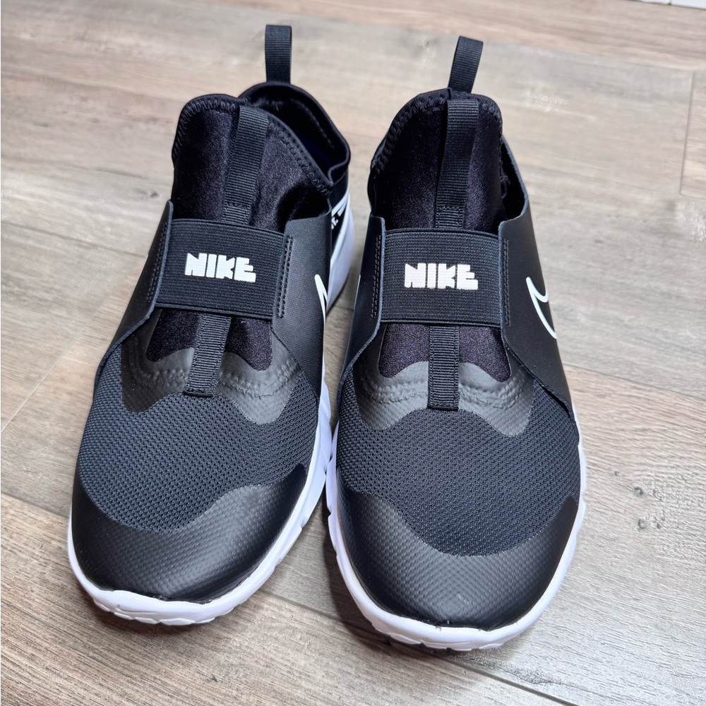 NEW Nike Flex Runner 2 Kids Black and White Sneakers Youth 7 /Womens 8.5 - Picture 4 of 7